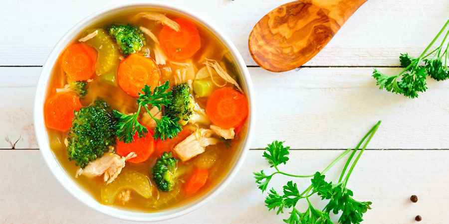 sopa low carb de frango e legumes