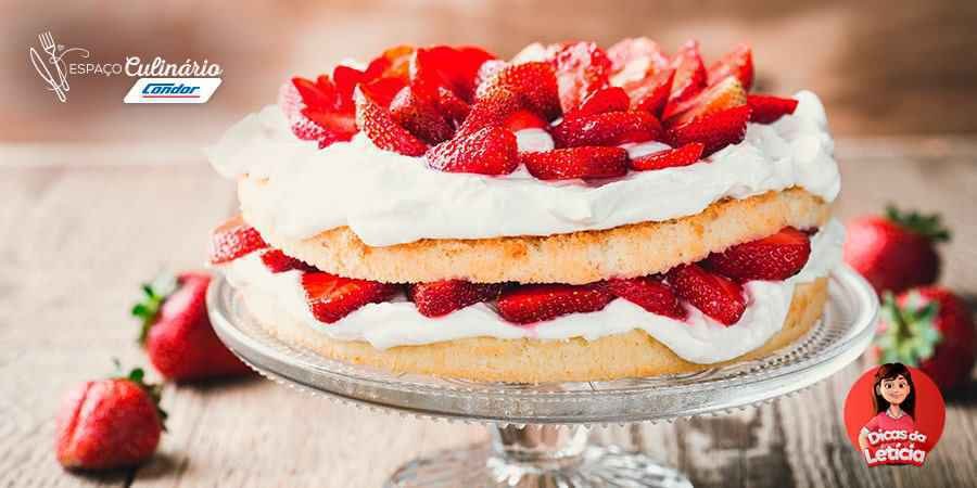 Bolo de aniversário simples feminino branco coberto com manteiga